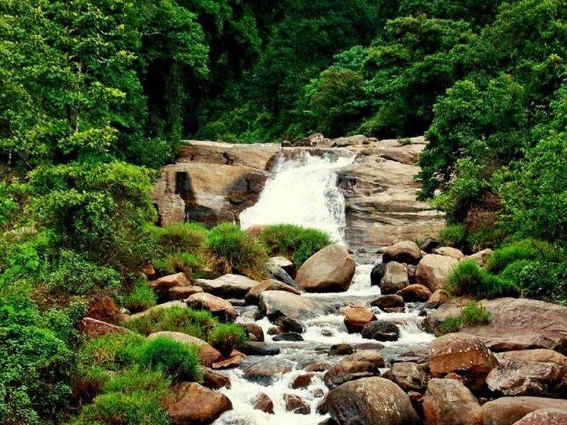 041056121Valparai Chinnakallar Waterfalls Main min